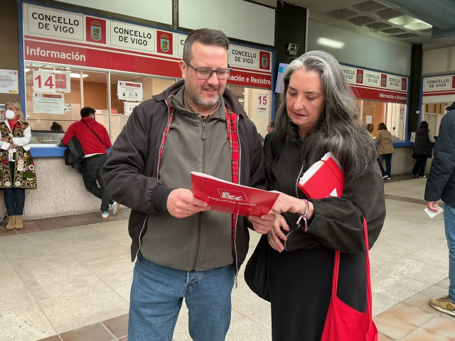 Responsables de Esquerda Unida en Vigo presentan una propuesta en el Ayuntamiento para reforzar la seguridad vial en el entorno del Mercado de As Travesas.