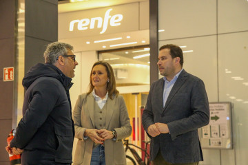 El concejal del PP de Vigo, Miguel Martín, la presidenta del PP de Vigo y vicepresidenta de la Diputación de Pontevedra, Luisa Sánchez, y el portavoz del PP en la institución provincial, Jorge Cub