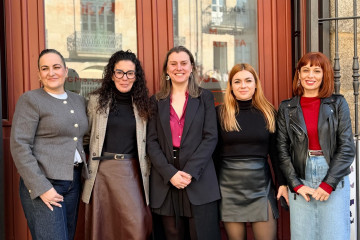Las concejalas socialistas en el Ayuntamiento de Ourense frente a la sede del Grupo Municipal