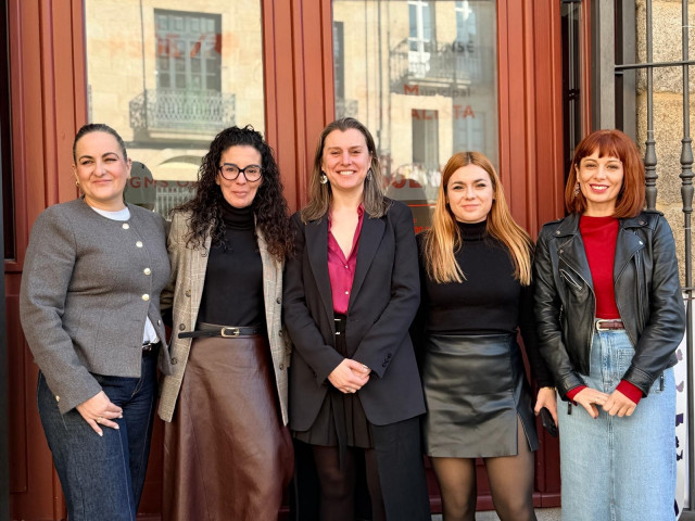 Las concejalas socialistas en el Ayuntamiento de Ourense frente a la sede del Grupo Municipal
