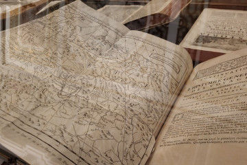 La Catedral de Santiago expone una selección de libros de viajes históricos