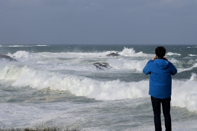 Archivo - Una persona toma fotografías del oleaje en los alrededores de la Torre de Hércules, durante el paso de la borrasca ‘Ciarán’, a 3 de noviembre de 2023, en A Coruña, Galicia (España).  La borrasca 'Ciaran', que azota Galicia con fuertes vientos y