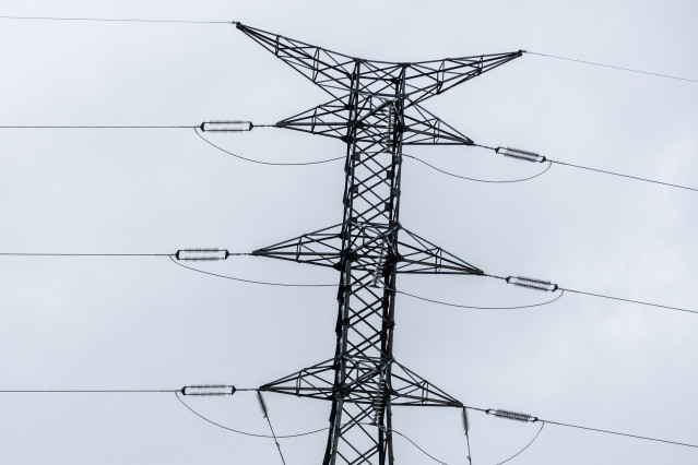 Una torre eléctrica, a 6 de febrero de 2026, en Madrid (España) La demanda de electricidad en España creció 