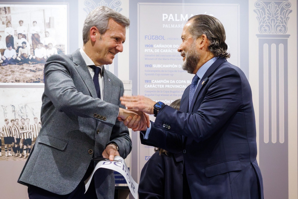 Rueda saluda a Escotet durante la inauguración del museo del Deportivo