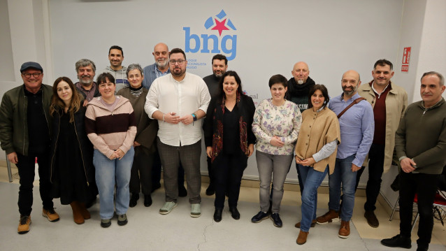 La eurodiputada del BNG, Ana Miranda, con cargos del Bloque en un encuentro en Vigo
