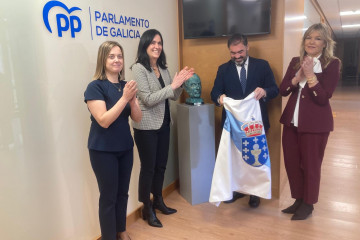 Los populares gallegos colocan un busto de Fraga en el interior del Grupo Parlamentario.