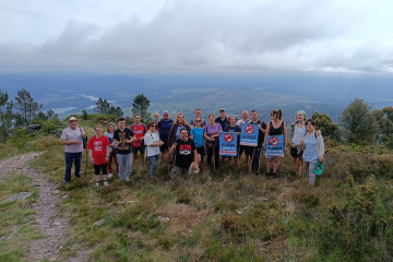 Activistas contra el parque eólico en la cima deCoto Novelle con el Miño al fondo