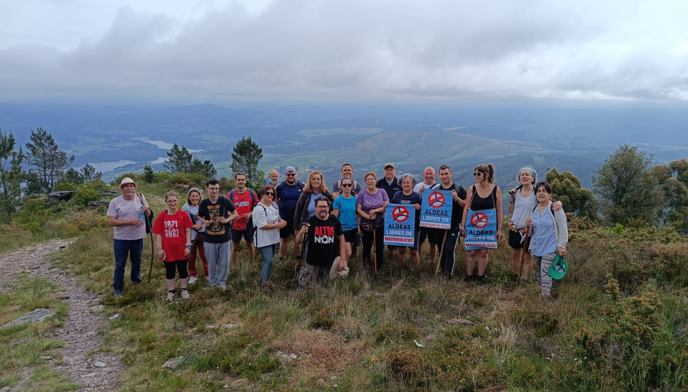 Activistas contra el parque eólico en la cima deCoto Novelle con el Miño al fondo