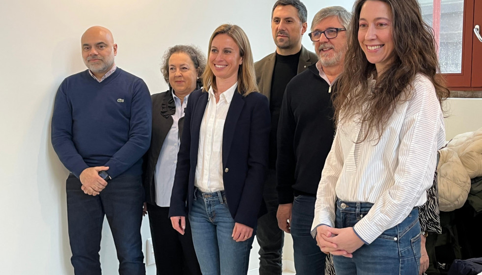 La candidata a rectora de la USC Maite Flores y su equipo en su local electoral, a 25 de febrero de 2026.