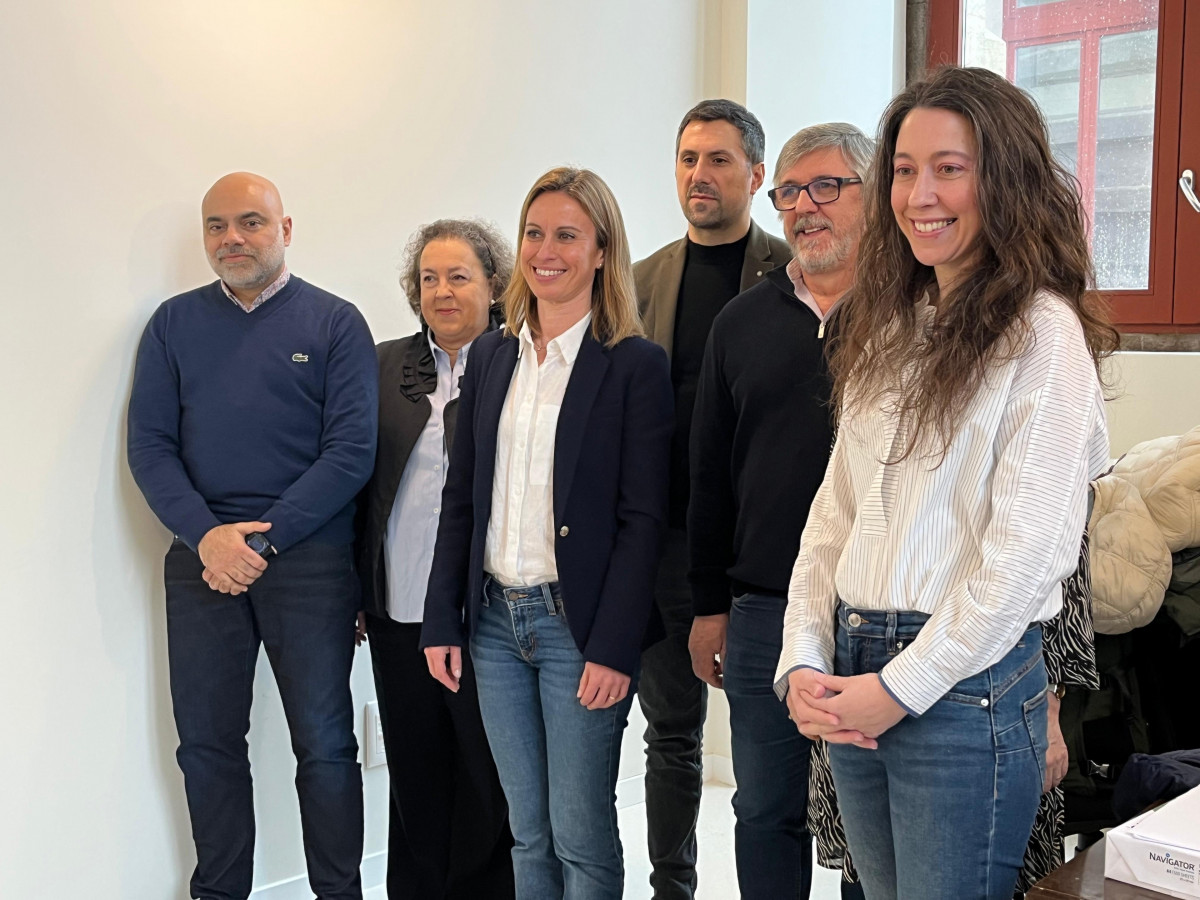 La candidata a rectora de la USC Maite Flores y su equipo en su local electoral, a 25 de febrero de 2026.