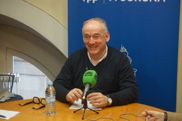 El portavoz del grupo municipal del PP en el Ayuntamiento de A Coruña, Miguel Lorenzo, ofrece una rueda de prensa