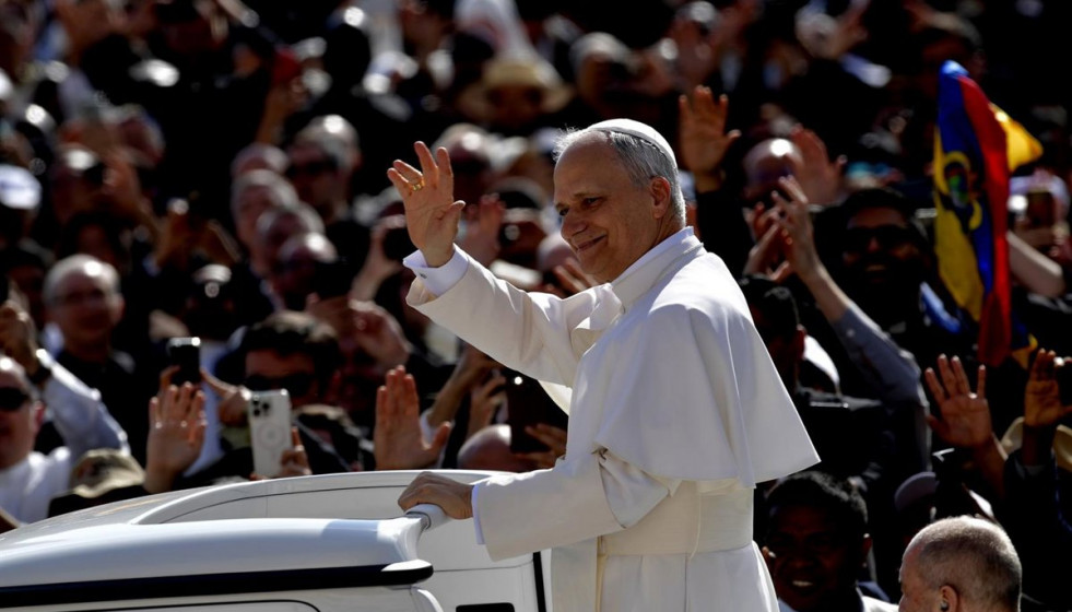 Papa leon xiv papamovil