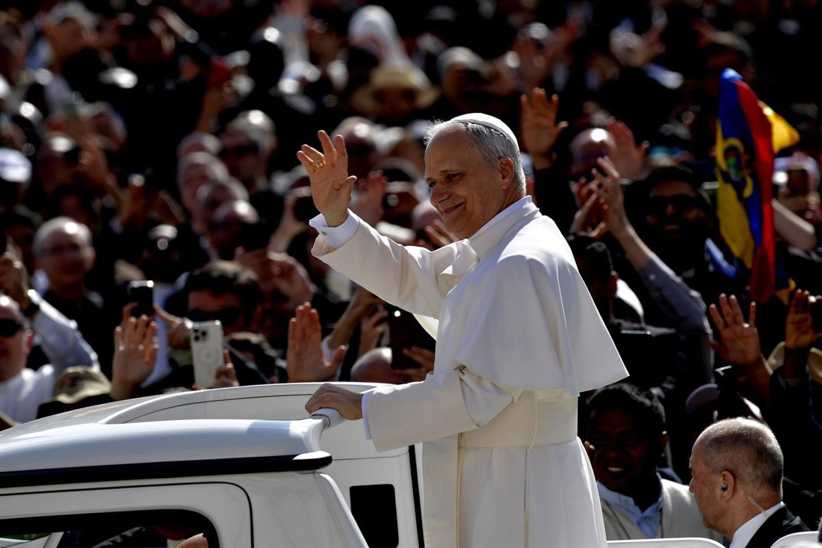 Papa leon xiv papamovil