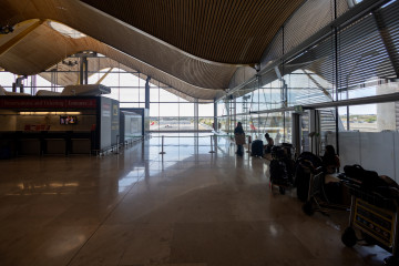 Archivo - Varias personas con maletas, en la terminal 4 del aeropuerto Adolfo Suárez Madrid-Barajas, a 24 de julio de 2025, en Madrid (España). Solo el Grupo Iberia (Iberia, Iberia Express y Air Nos