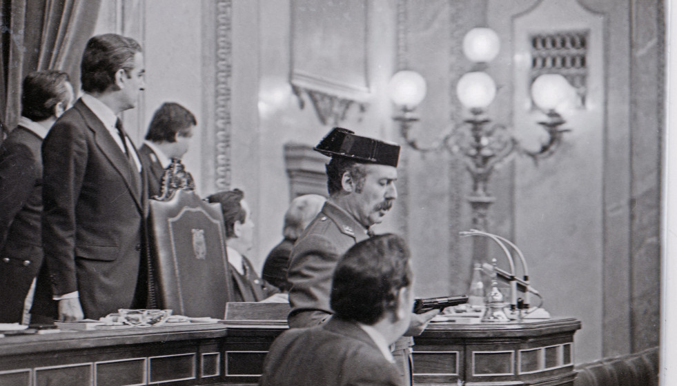 Archivo - 23 DE FEBRERO DE 1981 - MADRID, ESPAÑA: Interior del Congreso de los Diputados durante el intento de Golpe de Estado. El Teniente Coronel Tejero, pistola en mano, accede al hemiciclo e inte