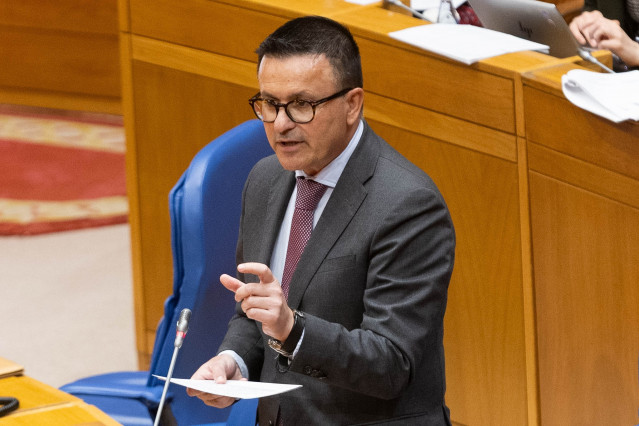El conselleiro de Emprego, José González, interviene en el pleno del Parlamento de Galicia