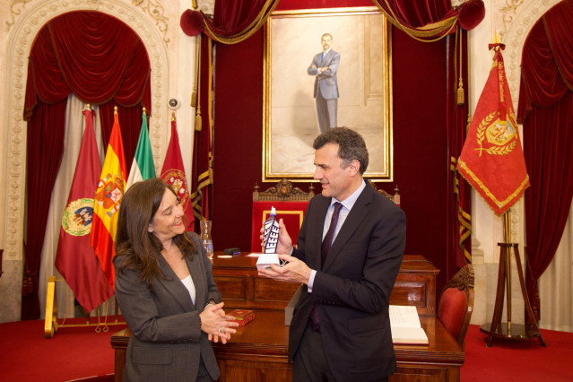 La alcaldesa de A Coruña, Inés Rey, y el alcalde de Cádiz, Bruno García