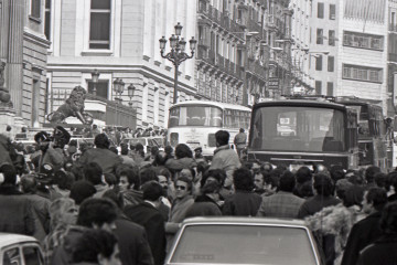 Archivo - MADRID, ESPAÑA - 23 DE FEBRERO DE 1981: Imágenes del cordón policial que rodea el Congreso de los diputados en donde se está produciendo el intento de Golpe de Estado por parte del Tenie