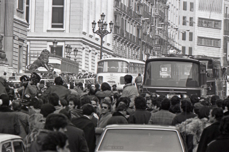 Archivo - MADRID, ESPAÑA - 23 DE FEBRERO DE 1981: Imágenes del cordón policial que rodea el Congreso de los diputados en donde se está produciendo el intento de Golpe de Estado por parte del Tenie
