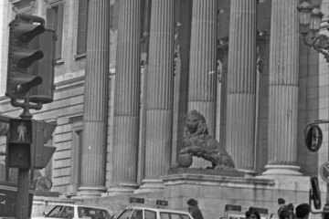 Archivo - MADRID, ESPAÑA - 23 DE FEBRERO DE 1981: Imágenes del cordón policial que rodea el Congreso de los diputados en donde se está produciendo el intento de Golpe de Estado por parte del Tenie