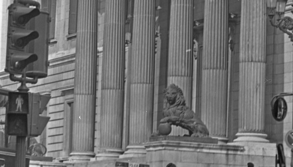 Archivo - MADRID, ESPAÑA - 23 DE FEBRERO DE 1981: Imágenes del cordón policial que rodea el Congreso de los diputados en donde se está produciendo el intento de Golpe de Estado por parte del Tenie