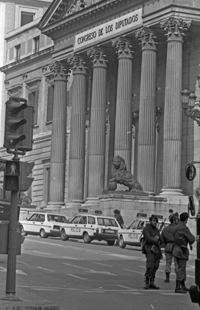 Archivo - MADRID, ESPAÑA - 23 DE FEBRERO DE 1981: Imágenes del cordón policial que rodea el Congreso de los diputados en donde se está produciendo el intento de Golpe de Estado por parte del Teniente Coronel de la Guardia Civil, Antonio Tejero.