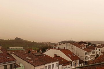 Archivo - La calima de polvo sahariano en suspensión sobre la ciudad de Santiago.