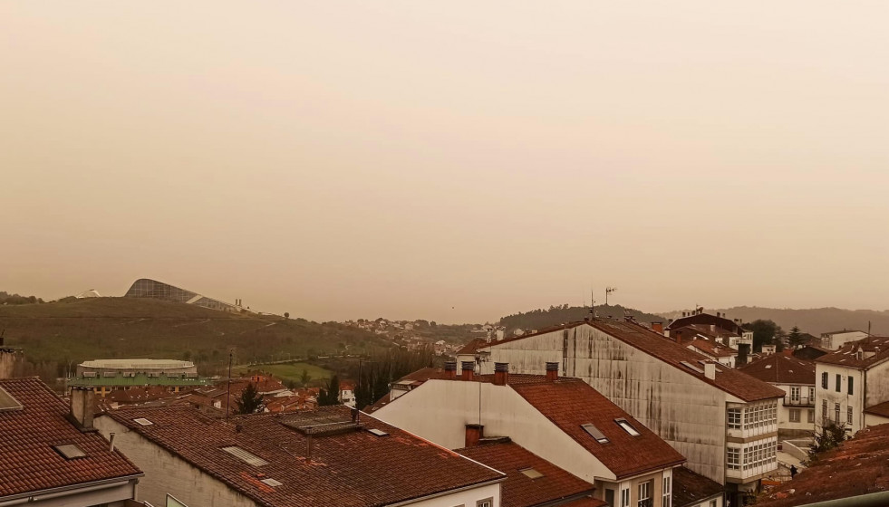 Archivo - La calima de polvo sahariano en suspensión sobre la ciudad de Santiago.