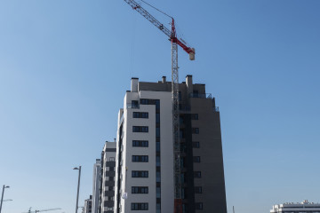 Archivo - Una grúa en una zona de construcción de edificios, a 27 de octubre de 2021, en Madrid, (España). El sector de la vivienda se encuentra en el punto de mira por estar sufriendo en muy poco 