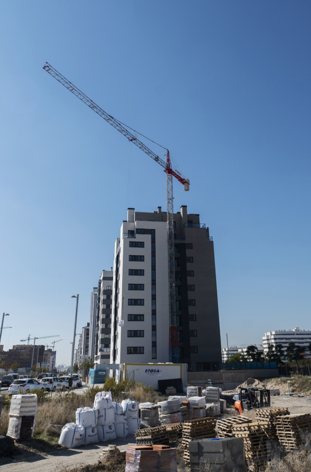 Archivo - Una grúa en una zona de construcción de edificios, a 27 de octubre de 2021, en Madrid, (España). El sector de la vivienda se encuentra en el punto de mira por estar sufriendo en muy poco tiempo numerosos cambios. Uno de ellos es la propuesta del