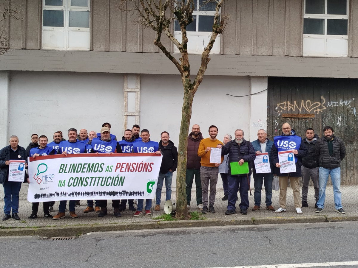 Concentraciu00f3n por la Protecciu00f3n Constitucional das Pensiu00f3ns frente al Parlamento de Galicia