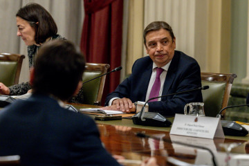 Archivo - El ministro de Agricultura, Pesca y Alimentación, Luis Planas, se reúne con representantes del sector porcino, a 1 de diciembre de 2025, en Madrid (España). Se ha detectado un brote de pe