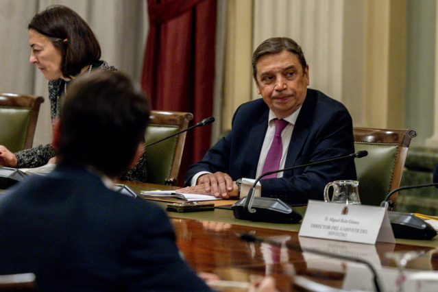 Archivo - El ministro de Agricultura, Pesca y Alimentación, Luis Planas, se reúne con representantes del sector porcino, a 1 de diciembre de 2025, en Madrid (España). Se ha detectado un brote de peste porcina africana en jabalíes en la sierra de Collserol