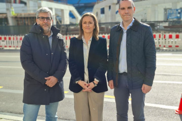 La portavoz municipal y presidenta del PP de Vigo, Luisa Sánchez, con los concejales Miguel Martín y Fernando G. Abeijón, ante las obras de reforma del estadio de Balaídos.