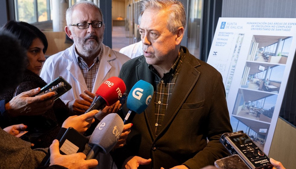 Archivo - El conselleiro de Sanidade, Antonio Gómez Caamaño, en declaraciones a los medios en el CHUS