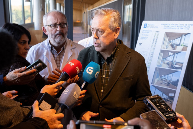 Archivo - El conselleiro de Sanidade, Antonio Gómez Caamaño, en declaraciones a los medios en el CHUS