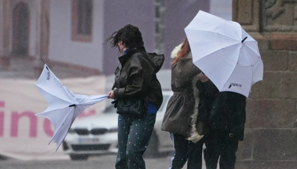 Turistas desarboladas por el temporal durante un episodio de mal tiempo en la Praza do Obradoiro de Santiago