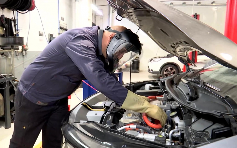 Faltan talleres para tantos coches eléctricos: 