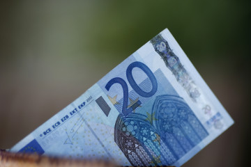 Archivo - Billetes, monedas, euros, euro, dinero