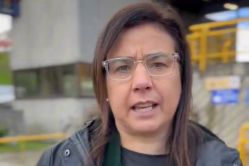 Ana Vázquez Blanco frente a la Comisaría de Policía Nacional en Ourense