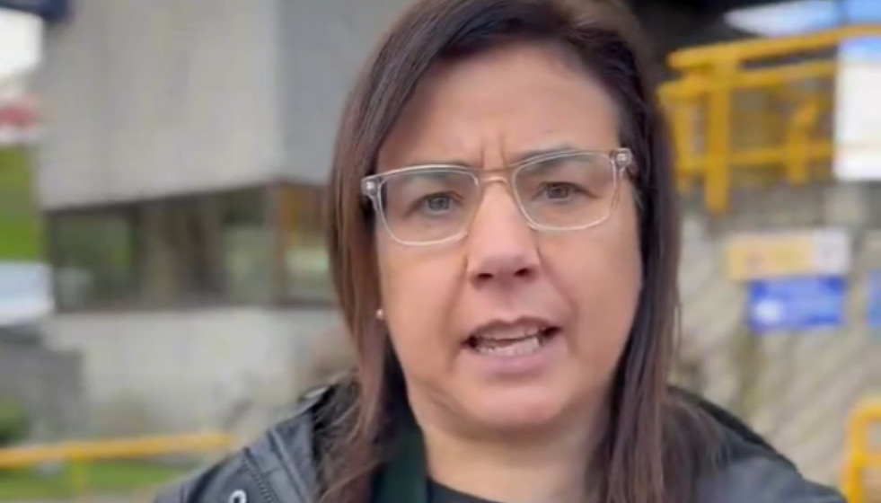 Ana Vázquez Blanco frente a la Comisaría de Policía Nacional en Ourense