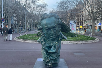 Una escultura gigante del 'Goya' en los Jardinets de Gràcia de Barcelona.