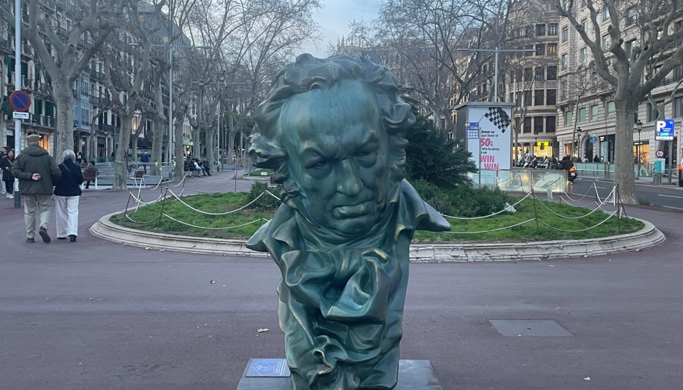 Una escultura gigante del 'Goya' en los Jardinets de Gràcia de Barcelona.
