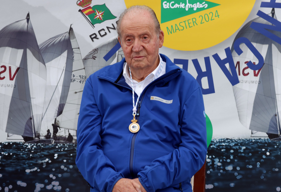 Archivo - El Rey Emerito, Don Juan Carlos de Borbón, preside la entrega de trofeos de la Regata Rey Juan Carlos I El Corte Inglés Máster en el club náutico, a 29 de septiembre de 2024, en Sanxenxo