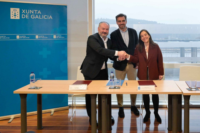El conselleiro de Presidencia, Diego Calvo, la alcaldesa de A Coruña, Inés Rey, y el alcalde de Culleredo, José Ramón Rioboo firman un acuerdo sobre el sector del taxi