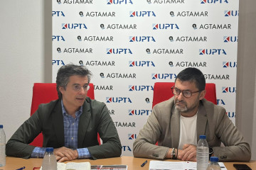 El portavoz del PP de Santiago, Borja Verea, y el presidente de UPTA España, Eduardo Abad, en rueda de prensa