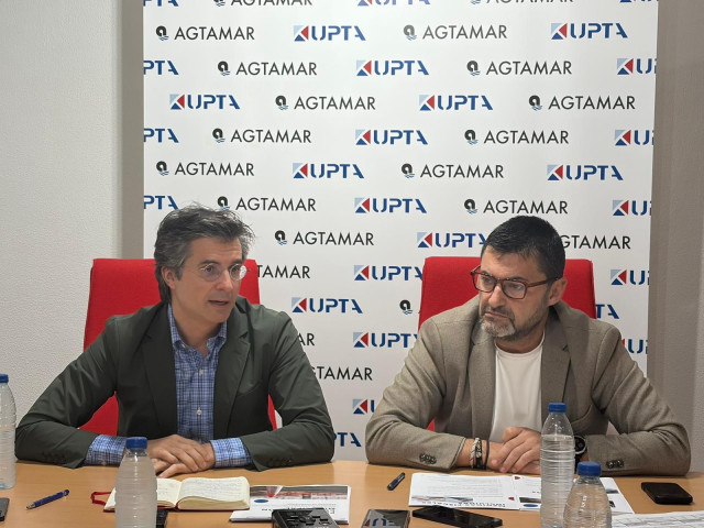 El portavoz del PP de Santiago, Borja Verea, y el presidente de UPTA España, Eduardo Abad, en rueda de prensa