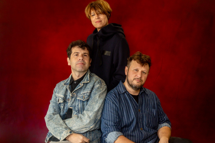 Archivo - La banda Triángulo de Amor Bizarro posa para Europa Press, a 15 de noviembre de 2024, en Madrid (España). La banda gallega toma su nombre de la canción «Bizarre Love Triangle» del grupo