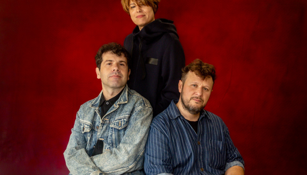 Archivo - La banda Triángulo de Amor Bizarro posa para Europa Press, a 15 de noviembre de 2024, en Madrid (España). La banda gallega toma su nombre de la canción «Bizarre Love Triangle» del grupo