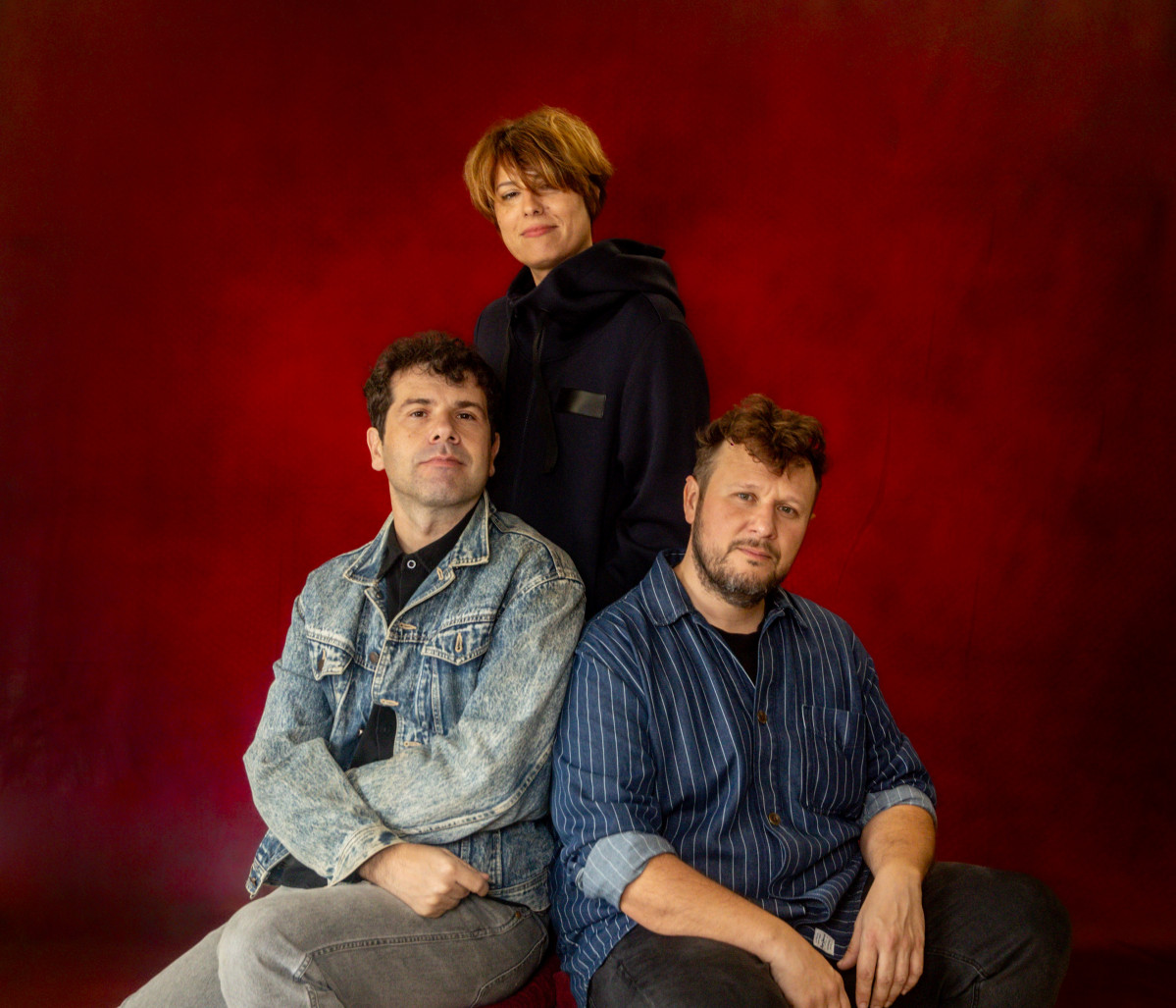 Archivo - La banda Triángulo de Amor Bizarro posa para Europa Press, a 15 de noviembre de 2024, en Madrid (España). La banda gallega toma su nombre de la canción «Bizarre Love Triangle» del grupo